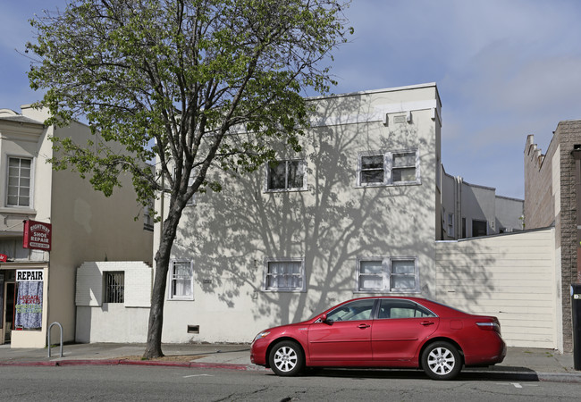 5456 Lawton Ave in Oakland, CA - Building Photo - Building Photo