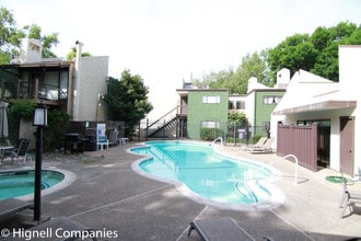 555 Vallombrosa Ave in Chico, CA - Building Photo - Building Photo