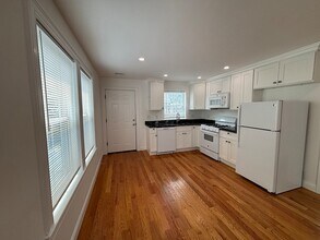 160 Bow St, Unit 2 in Everett, MA - Building Photo - Building Photo