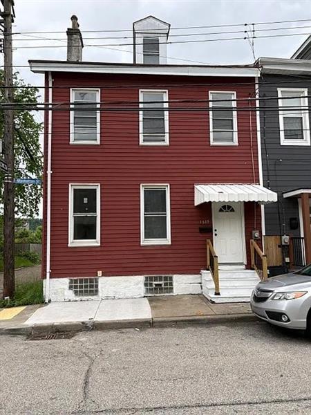 property at 1615 Manhattan St