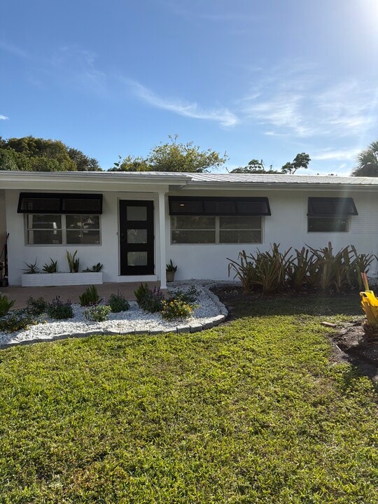 1184 Milano Dr in Naples, FL - Building Photo