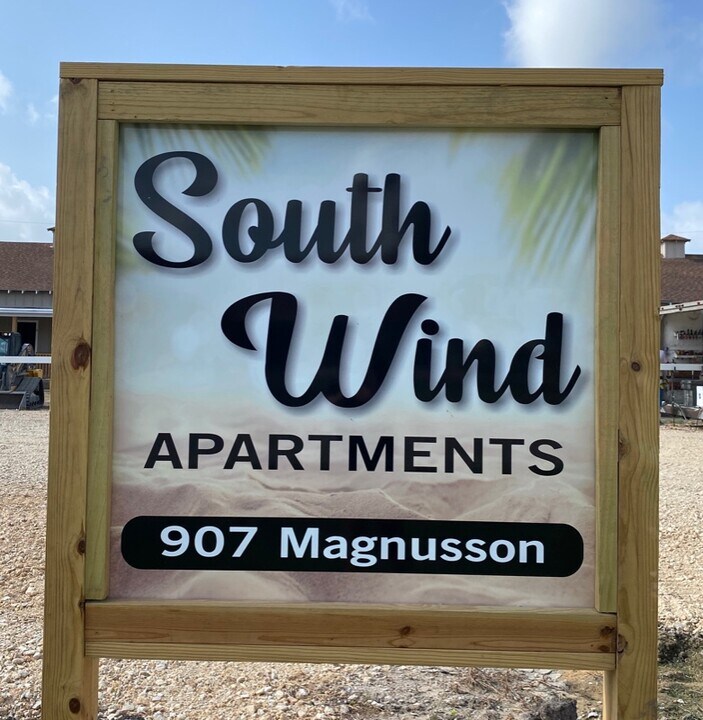 907 Magnusson Ave in Palacios, TX - Building Photo