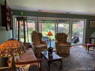 77 Universe Dr in Levittown, NY - Building Photo - Building Photo