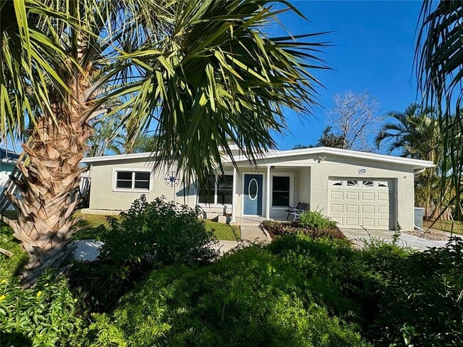 941 Palm Dr in Belleair Beach, FL - Building Photo - Building Photo