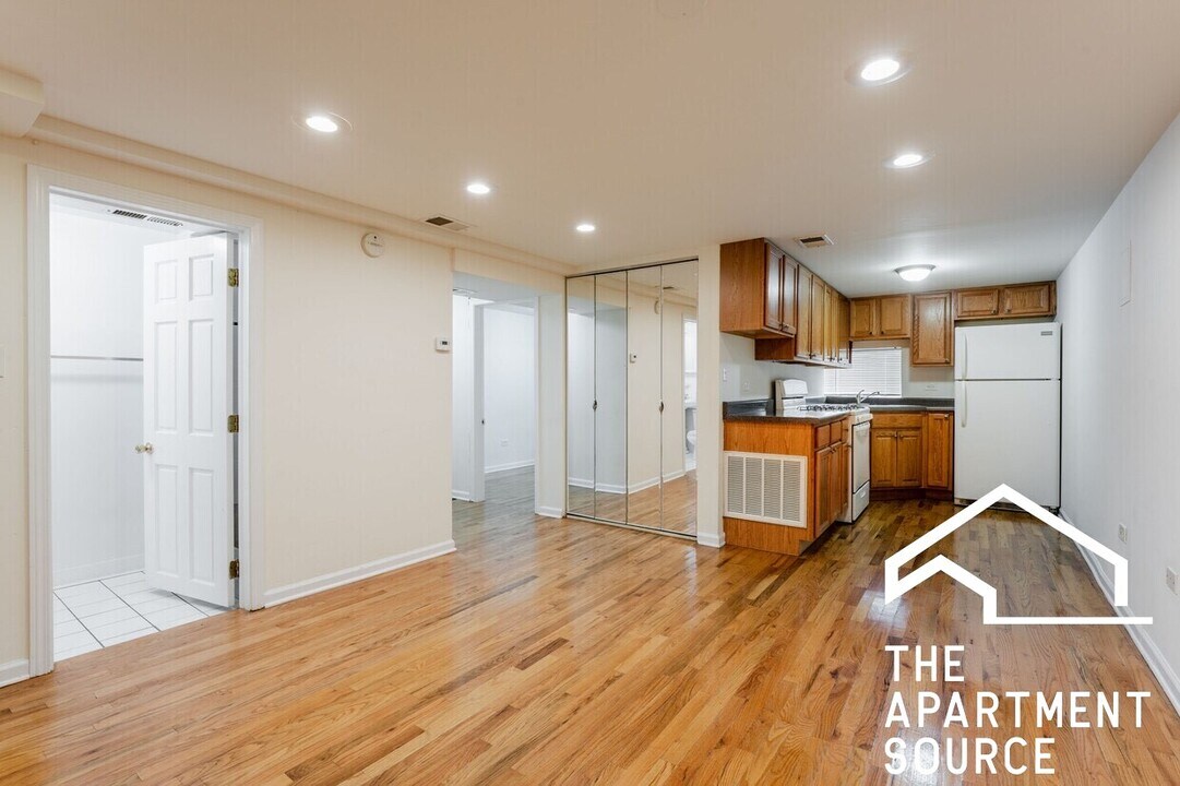 6535 N Mozart St in Chicago, IL - Building Photo