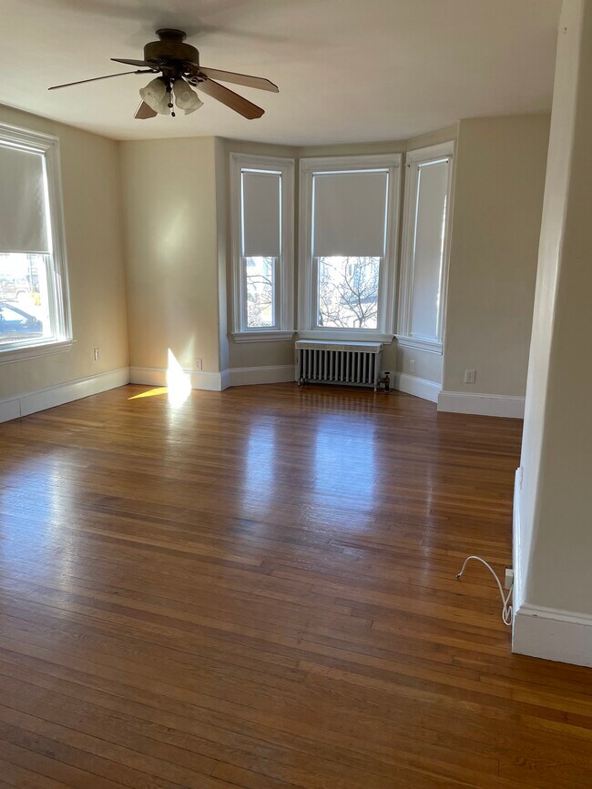148 Crescent St, Unit B in Waltham, MA - Building Photo - Building Photo