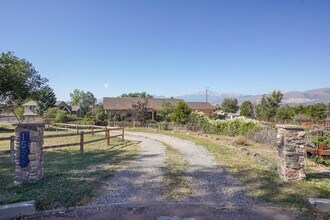 1563 Cragin Rd in Colorado Springs, CO - Foto de edificio - Building Photo