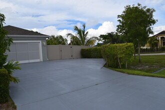 901 SW Haleyberry Ave in Port St. Lucie, FL - Building Photo - Building Photo
