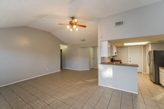 7622 Millbrae Ln in Houston, TX - Building Photo - Building Photo