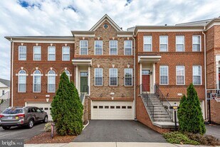 22050 Dilworth Square in Broadlands, VA - Building Photo