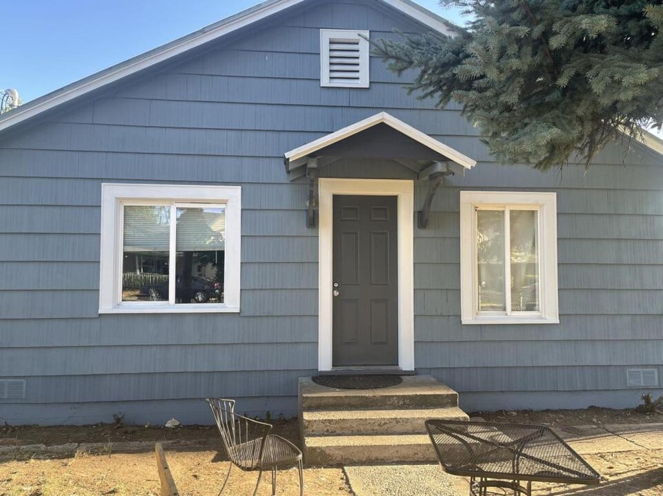 253 C St in Springfield, OR - Building Photo