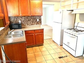 22011 Blackstone St in Oak Park, MI - Building Photo - Building Photo