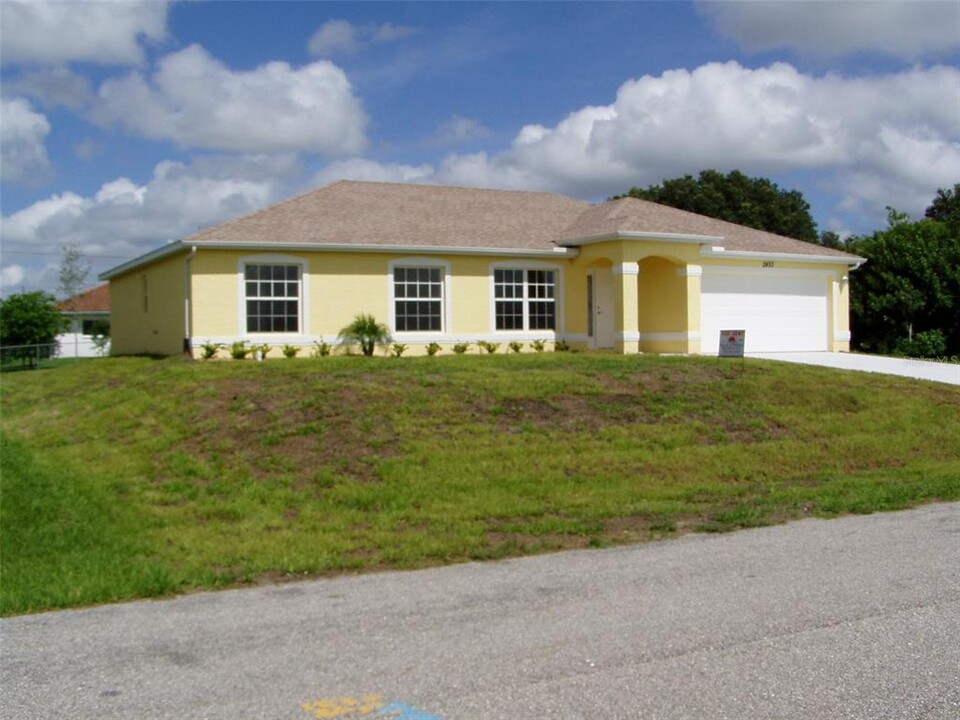 2453 Hopwood Rd in North Port, FL - Building Photo