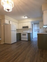 3 Bed, 1 Bath, 1 Car Garage House for Rent in Bolivar, MO! in Bolivar, MO - Building Photo - Building Photo