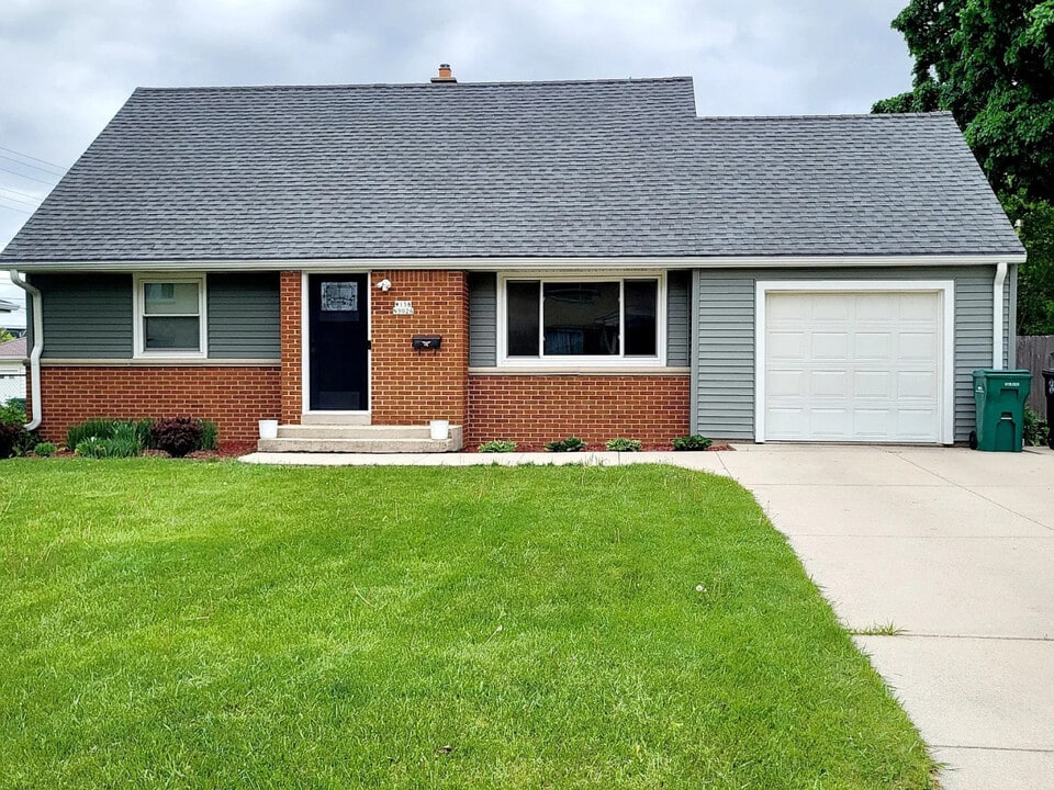 W158N9026 Charles Dr in Menomonee Falls, WI - Building Photo