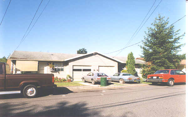 18001 18011 SE Rose Ave in Milwaukie, OR - Building Photo