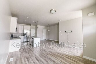 1091 W Emerald Pools Ln in Bluffdale, UT - Building Photo - Building Photo