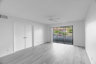 2025 SW Silver Pine Way in Palm City, FL - Foto de edificio - Building Photo