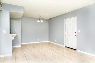 1530 SE Royal Green Cir in Port St. Lucie, FL - Building Photo - Building Photo