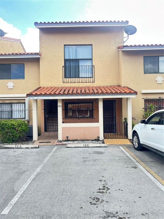 2740 W 62nd St in Hialeah, FL - Building Photo