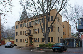 Senator Place Apartments in Sacramento, CA - Building Photo - Building Photo