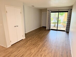 675 Los Felices Cir W in Palm Springs, CA - Building Photo - Building Photo