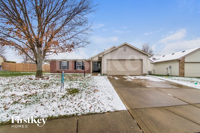 7655 Hidden Valley Ln in Indianapolis, IN - Building Photo