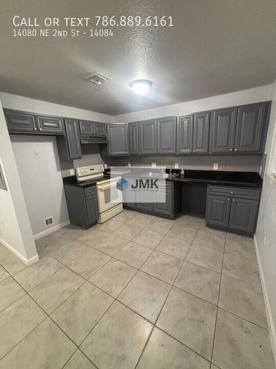 14080 NE 2nd St in Miami, FL - Building Photo