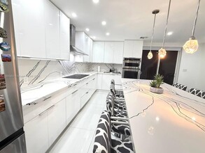 10730 NW 7th St in Miami, FL - Building Photo - Building Photo