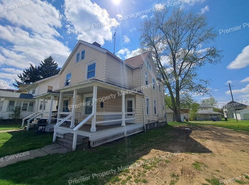 392 Cedar Ave in Sharon, PA - Building Photo