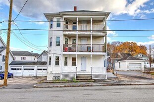 68 Division St in Lincoln, RI - Building Photo