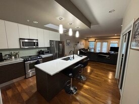 1008 Tillicum Rd in Victoria, BC - Building Photo