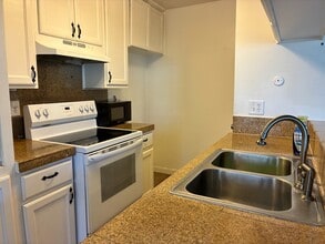 4533 Greenholme Dr in Sacramento, CA - Building Photo - Building Photo