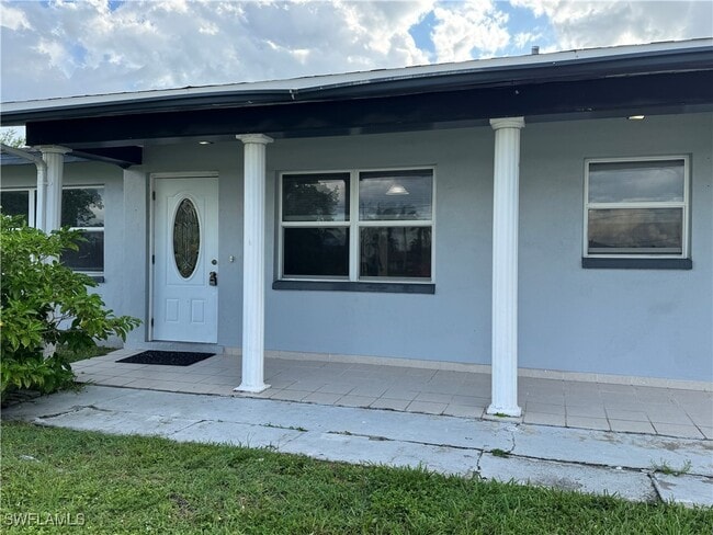 2328 Country Club Blvd in Cape Coral, FL - Building Photo - Building Photo