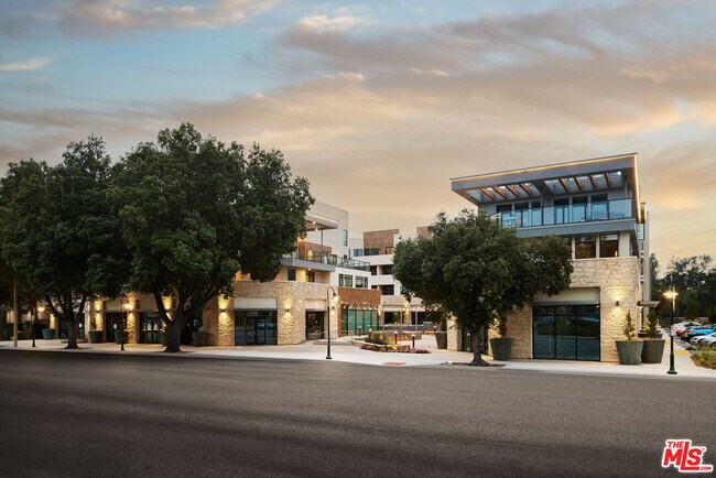299 E Thousand Oaks Blvd in Thousand Oaks, CA - Building Photo - Building Photo