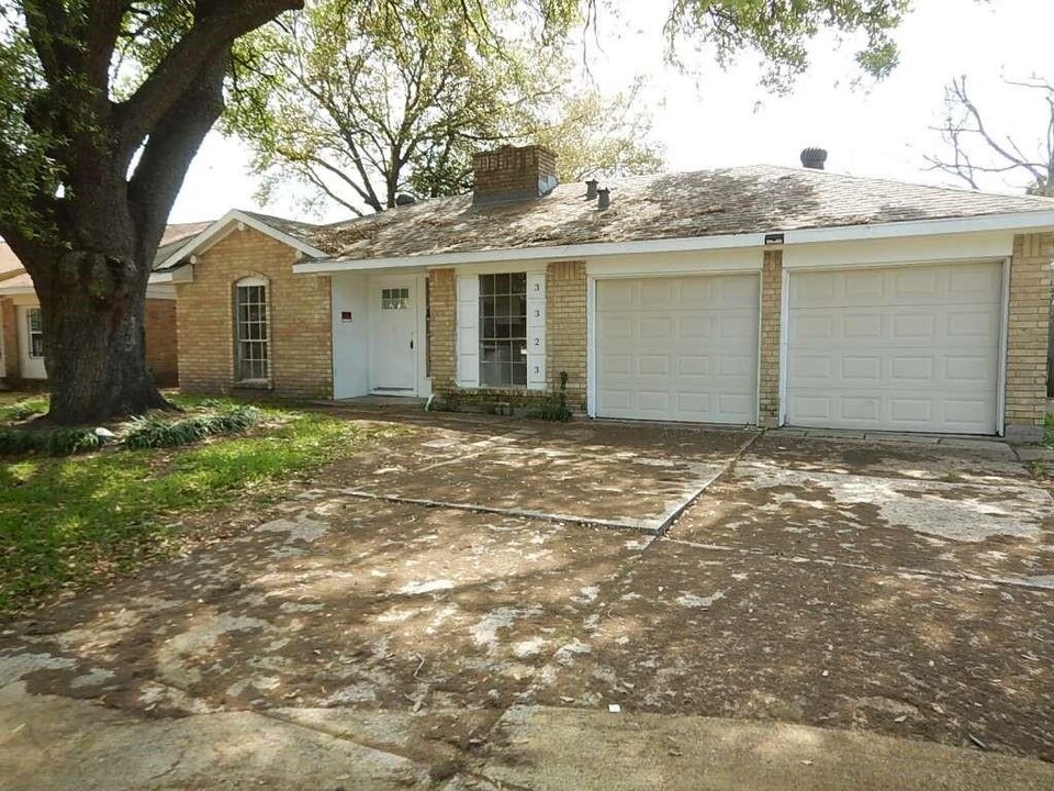 3323 Ripplebrook Dr in Houston, TX - Building Photo