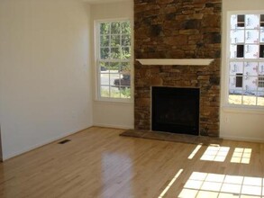 1715 Newport Cir in Essex, MD - Foto de edificio - Building Photo