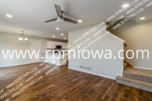 14616 Westbrook Dr in Urbandale, IA - Building Photo - Building Photo