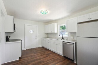 34 Holly Rd NW in Atlanta, GA - Building Photo - Building Photo