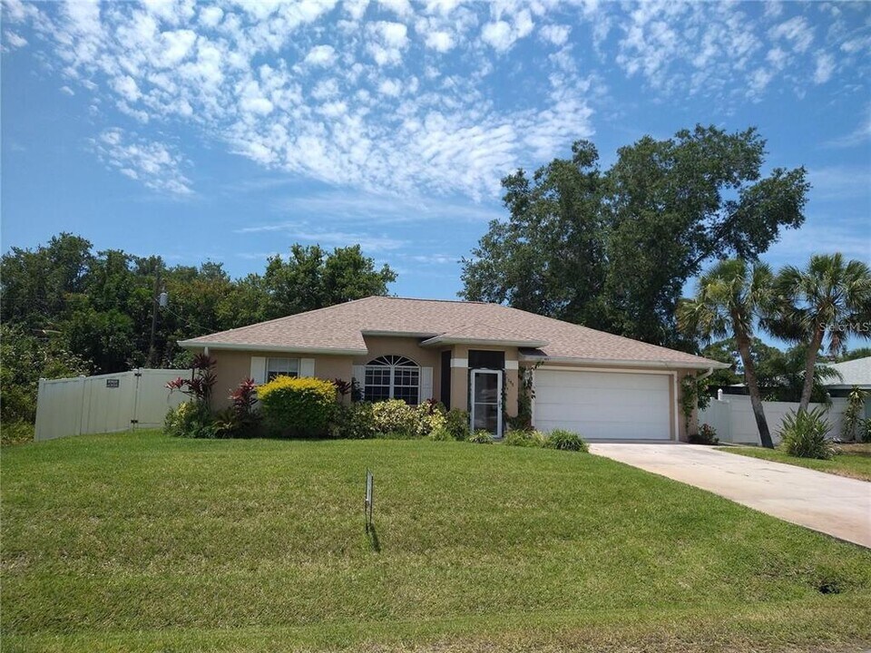 195 Columbia Rd in Venice, FL - Building Photo
