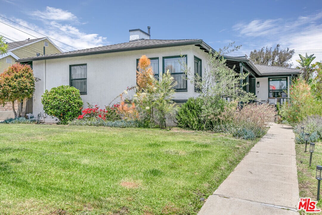 6051 W 86th Pl in Los Angeles, CA - Building Photo