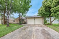 21315 Meadowhill Dr in Spring, TX - Building Photo - Building Photo