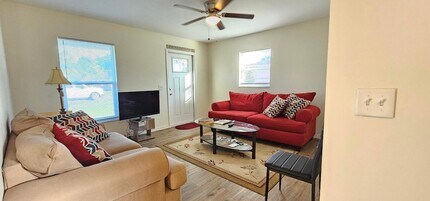 323 Seminole Ct in Pahokee, FL - Building Photo - Building Photo