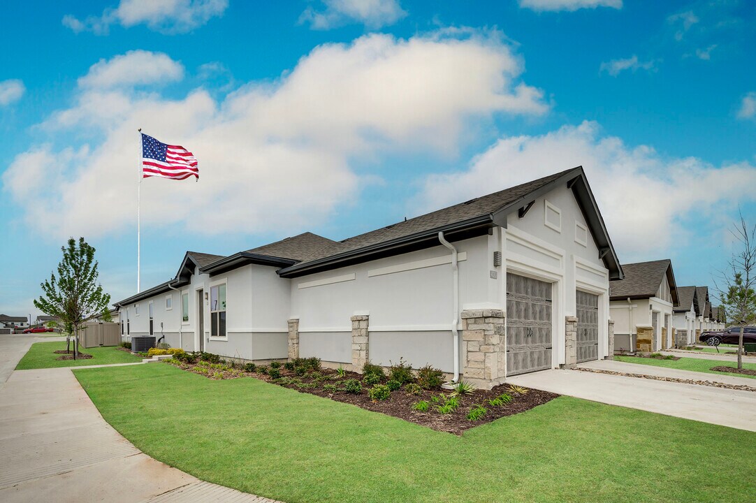 Mansions of Denton in Denton, TX - Building Photo