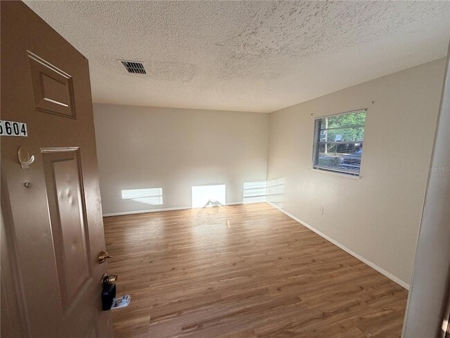 5604 Montana Ave in New Port Richey, FL - Foto de edificio - Building Photo
