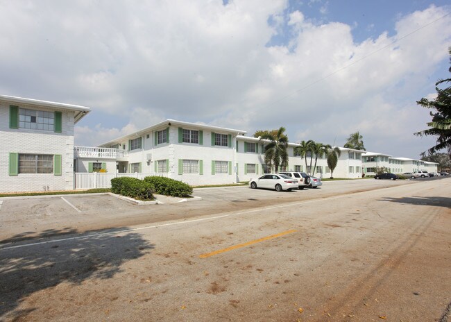 Gregorian Court Co-Ops in Fort Lauderdale, FL - Building Photo - Building Photo