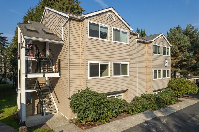 Juanita Crest Condominium in Kirkland, WA - Foto de edificio - Building Photo