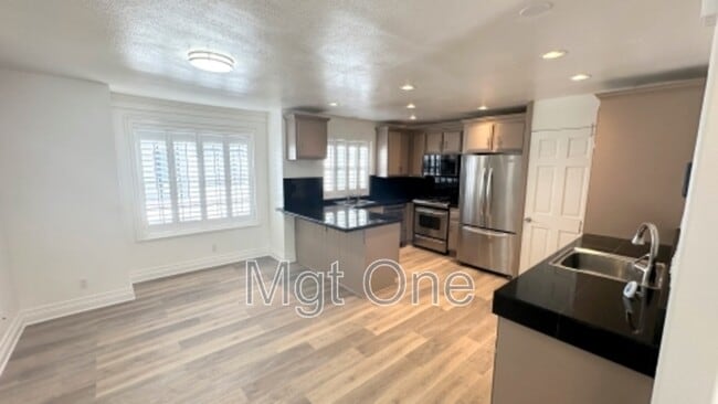 819 W 15th St in Newport Beach, CA - Building Photo - Building Photo