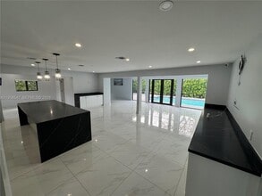 575 NE 179th Dr in North Miami Beach, FL - Building Photo - Building Photo