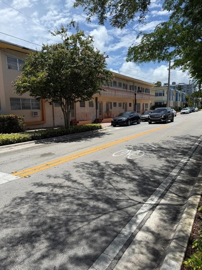 1060 Pennsylvania Ave, Unit 18 in Miami Beach, FL - Foto de edificio - Building Photo
